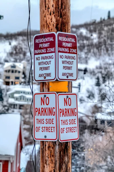 No hay señales de aparcamiento en un poste de madera con cielo nublado y fondo de montaña nevado —  Fotos de Stock