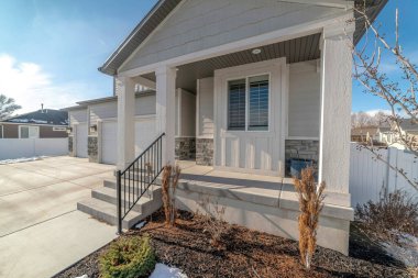 Güneşli bir günde mavi gökyüzüne karşı aile cephesi