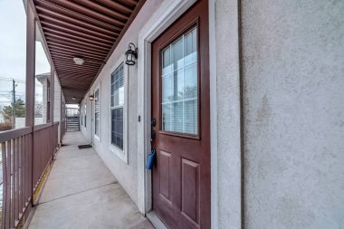 Mahalleye bakan tek katlı koridora giriş izni olan daireler.