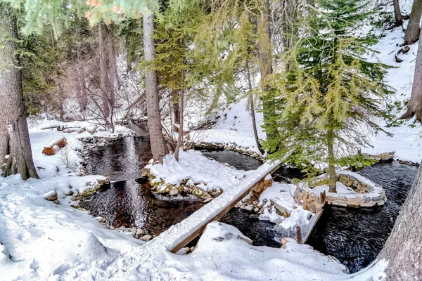 Pequeño arroyo rocoso en terreno montañoso con nieve blanca fresca en temporada de invierno — Foto de Stock