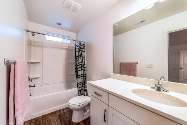 Construit dans une baignoire miroir de toilette et lavabo ovale à l'intérieur d'une salle de bain résidentielle — Photo