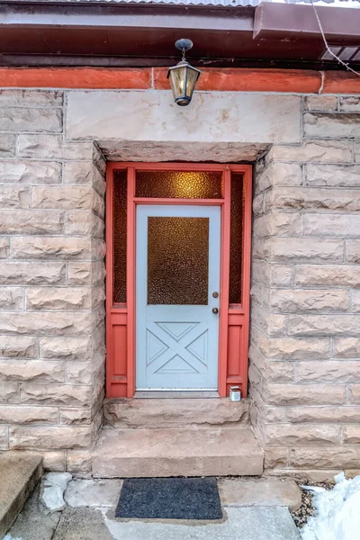 Puerta delantera blanca en la entrada del edificio con luces laterales y ventana de transom — Foto de Stock