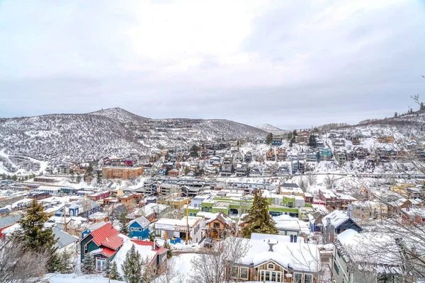 Vista aérea panorámica de la ciudad de montaña en medio de un paisaje invernal nevado — Foto de Stock