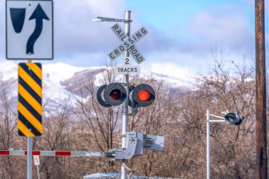 Kırmızı ışık kapısı ve demiryolu geçidinde çaprazlama geçiş sinyali.