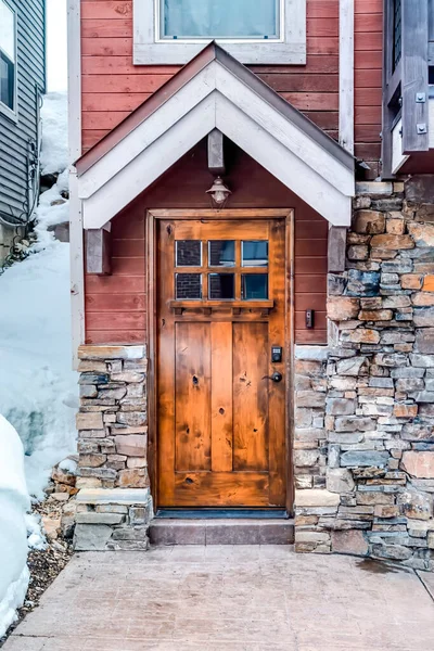 Braune Holztür mit Glasscheiben und Satteldach gegen Ziegel und rote Wand — Stockfoto