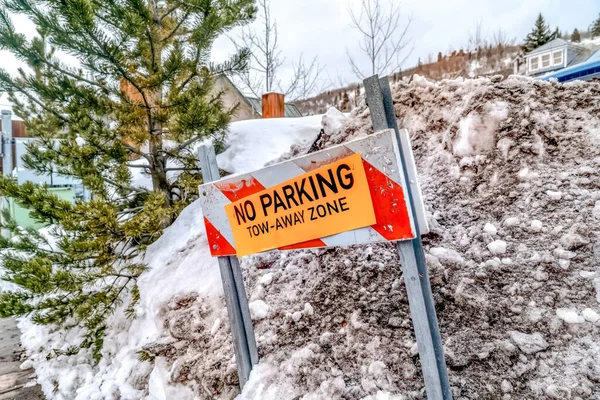 Barrera de tráfico sin estacionamiento Señal de zona de remolque en una colina nevada en invierno —  Fotos de Stock
