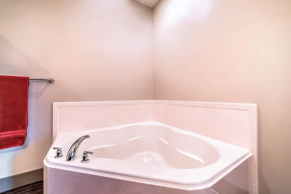 Glanzend schoon bad binnen badkamer van residentieel huis met effen witte muur — Stockfoto