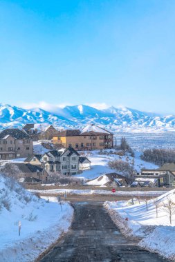 Utah Vadisi ve dağ manzaralı karlı mahalle manzarası