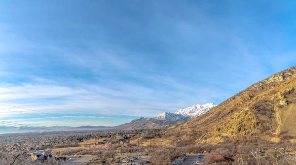 Vista aérea del paisaje montañoso con pico nevado en invierno contra el cielo azul — Foto de Stock