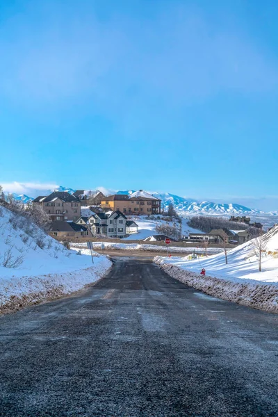 Дорога, ведущая в город с живописным видом на гору и голубое небо — стоковое фото
