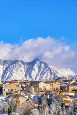Karlı dağ manzarası ve Utah Highland 'daki bulutlu gökyüzü.