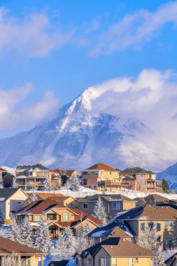 Utah Highland 'daki dağlık tepelere karşı dağlık evlerin havadan görünüşü