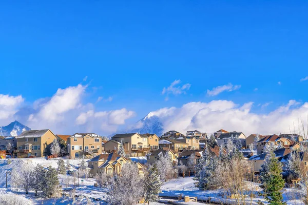 Houses in a snowy neighborhood in the beautiful mountain of Highland Utah — Stock Photo, Image