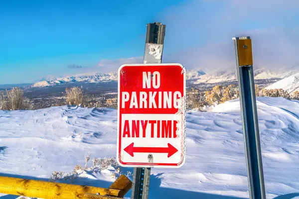 Nenhum sinal de estacionamento contra colina nevada com vista para o vale e céu azul no inverno — Fotografia de Stock