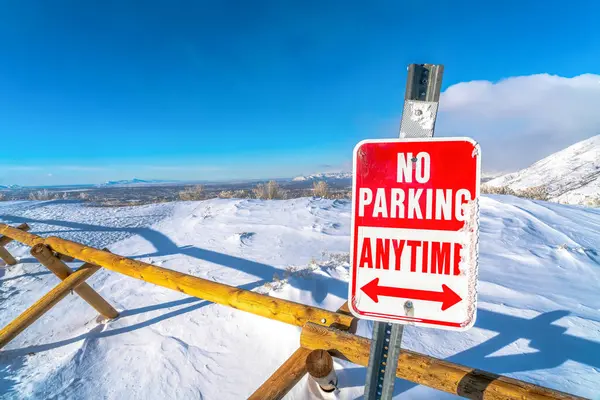 Nenhum sinal de estacionamento contra a neve com vale limitado por montanha no fundo — Fotografia de Stock