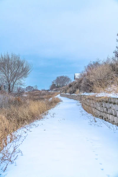 Sendero cubierto de nieve a lo largo de la línea costera del lago helado Utah en invierno — Foto de Stock