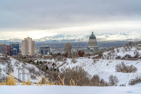 Paisaje escénico de Salt Lake City con el edificio del Capitolio Estatal de Utah en un día de invierno — Foto de Stock