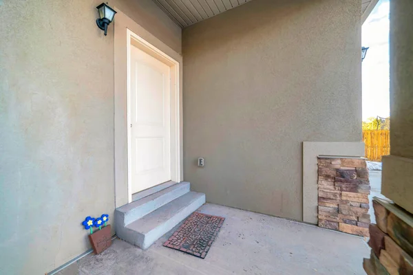 Λευκή ξύλινη μπροστινή πόρτα με σκαλοπάτια και χαλάκι στην είσοδο ενός σπιτιού — Φωτογραφία Αρχείου