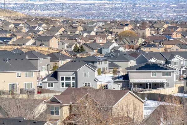 Häuser in einer Gemeinde im Utah Valley mit schneebedecktem Gelände garantieren den Winter — Stockfoto
