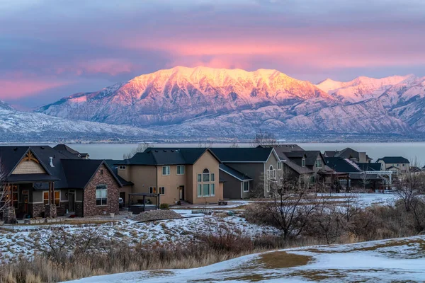 Casas com lago Vale do Utah e vista Wasatch Mountain durante o pôr do sol cênico — Fotografia de Stock