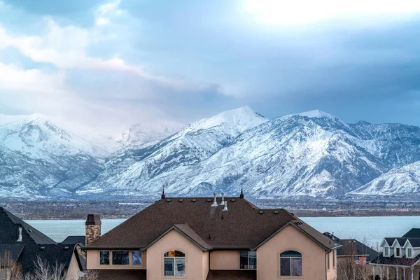 Inicio exterior con valle del lago Wasatch Montaña y cielo nublado invierno fondo —  Fotos de Stock