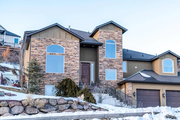 House facade on a scenic mountain town with snow on a beautiful winter day — Stock Photo, Image