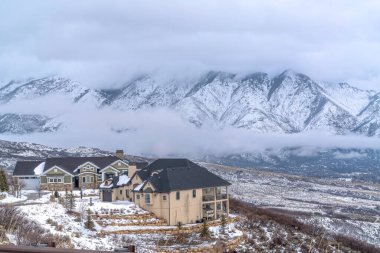 Utah Vadisi 'nde Wasatch Dağı manzaralı geniş bir karla kaplı evler