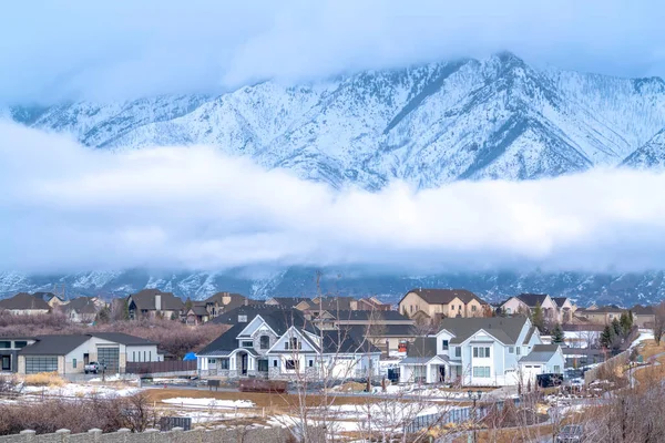 Comunidad del Valle de Utah con altísima montaña Wasatch y densas nubes de fondo — Foto de Stock