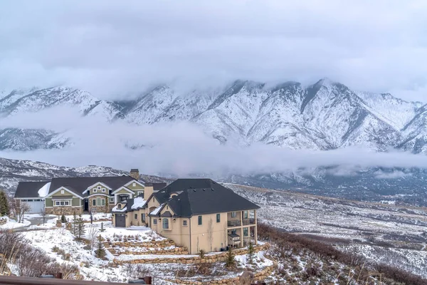 Casas en medio de la nieve cubierta de terreno Utah Valley con vista a la montaña Wasatch — Foto de Stock