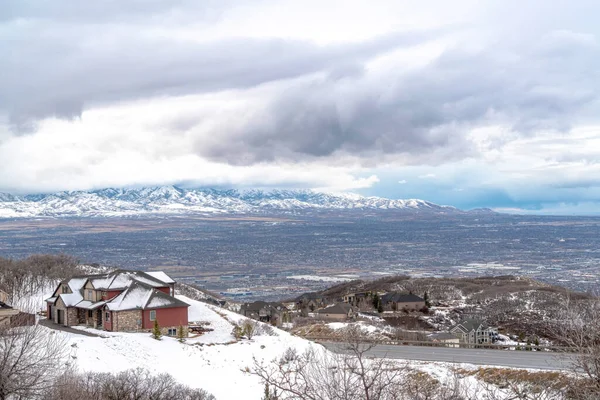 冬季俯瞰犹他谷和瓦萨奇山脉的山顶住宅 — 图库照片