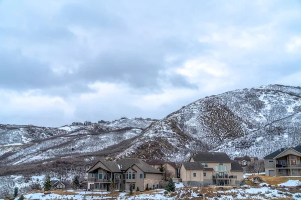 Maisons nichées au milieu de pentes enneigées vues en hiver — Photo