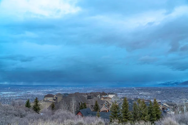 Le paysage panoramique de Salt Lake City avec des maisons au centre-ville et vue sur la montagne — Photo