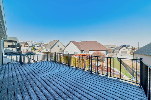 Deck com escadas para quintal e vistas gloriosas do bairro e da montanha — Fotografia de Stock