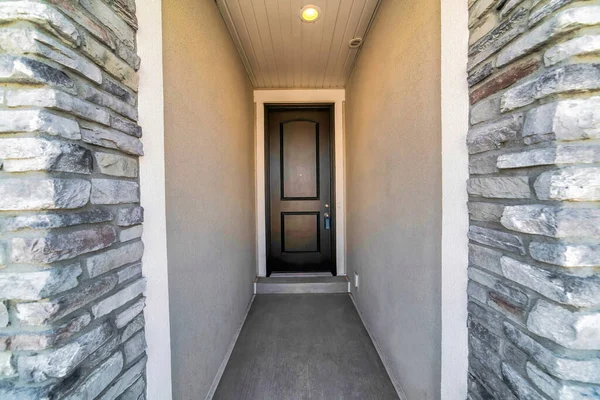 Porta dianteira marrom escuro na entrada da casa com parede branca e luz de teto — Fotografia de Stock