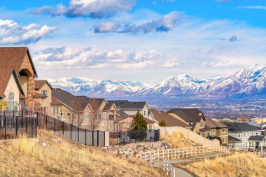 Vadinin manzaralı manzarası ve karlı Wasatch Dağı manzaralı tepedeki evler