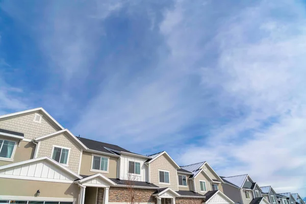 Adosados en un paisaje residencial con cielo nublado — Foto de Stock