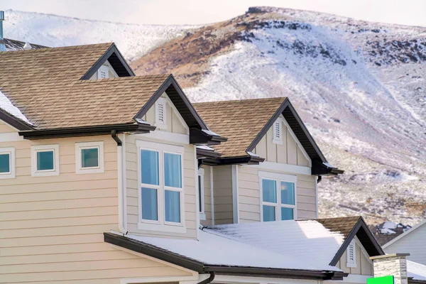 Planta superior de la casa vista desde el exterior con fondo de ladera de montaña nevada — Foto de Stock