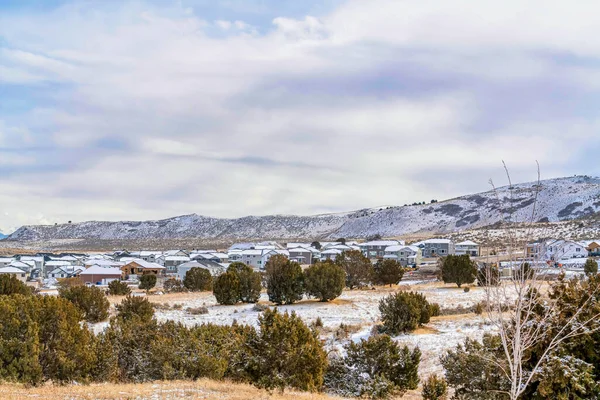 Vallée de l'Utah paysage résidentiel avec maisons et montagne sur un hiver enneigé — Photo