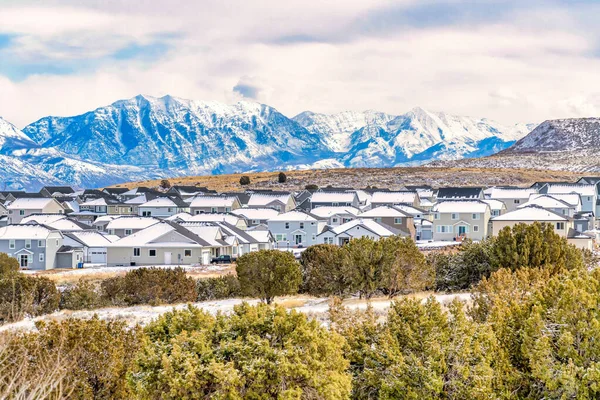 Paisaje del valle con fantástico paisaje montañoso de las montañas nevadas de Wasatch — Foto de Stock