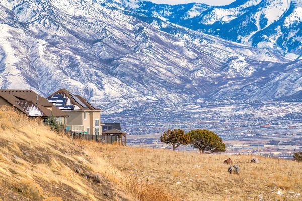 Nevado Wasatch montaña y valle visto desde el terreno de la colina con hierbas marrones — Foto de Stock