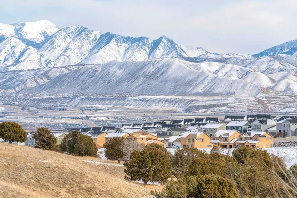 Montagne enneigée et vue aérienne des maisons dans le quartier de la vallée de l'Utah en hiver — Photo