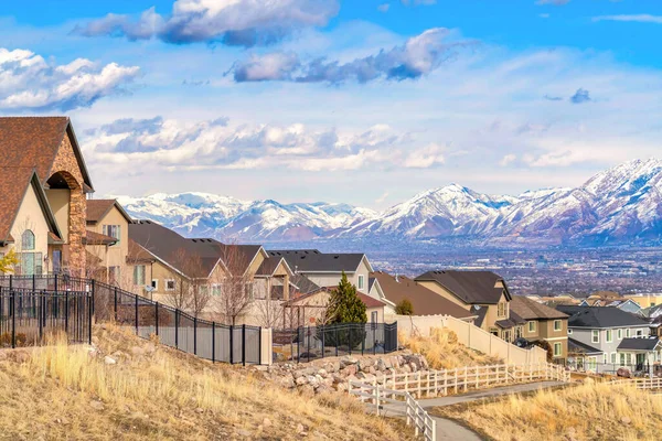 Hill casas com vista panorâmica panorâmica do vale e neve Wasatch Mountain — Fotografia de Stock