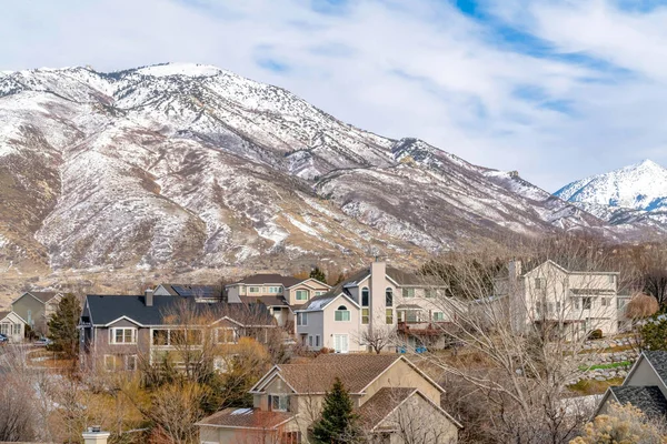 Montaña nevada y casas en un paisaje del vecindario de Utah Valley en invierno — Foto de Stock