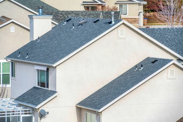 Vista aérea da casa com telhados gable cinza e parede exterior branca lisa — Fotografia de Stock