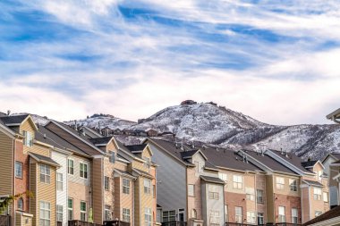 Karlı Wasatch Dağı konut evleri olan bir mahalleden görülüyor.