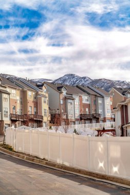 Wasatch dağları tepe noktası. Manzaralı vadi mahallesindeki konak evlerinin tepesinde yükseliyor.