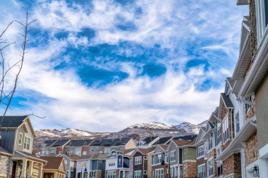 Vadideki evler karlı Wasatch Dağları manzarasıyla çevrilidir.