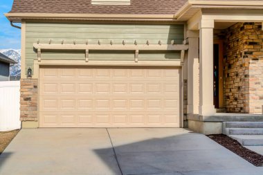 Ev cephesine odaklanmış güneşli bir mahallede gayrimenkul manzarası