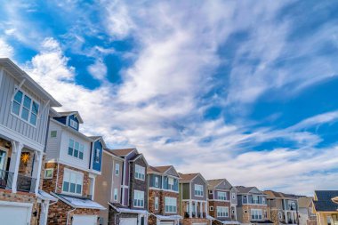 Wasatch Dağları 'nın ortasındaki vadideki güzel evlerin önü.