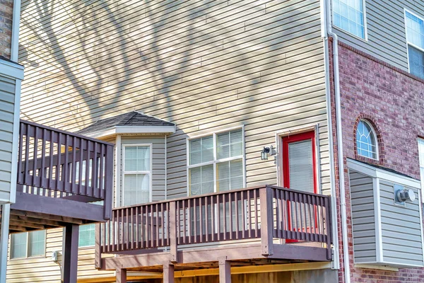 Balkon eines Wohnhauses mit Erker und weißer sonnenbeschienener Außenwand — Stockfoto